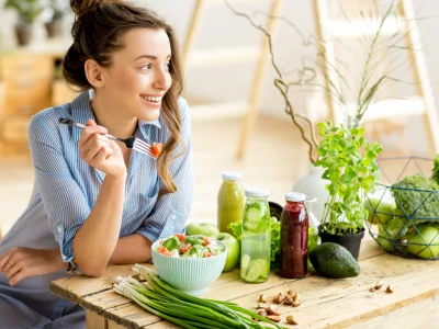 Frau isst Salat mit frischem Gemüse – Eisen in vegetarischer und veganer Ernährung