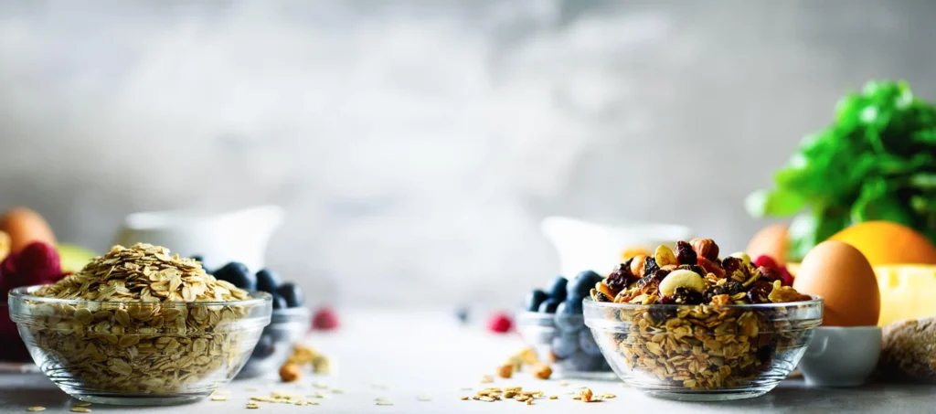 Haferflocken, Müsli, Beeren und Nüsse als eisenreiches Frühstück