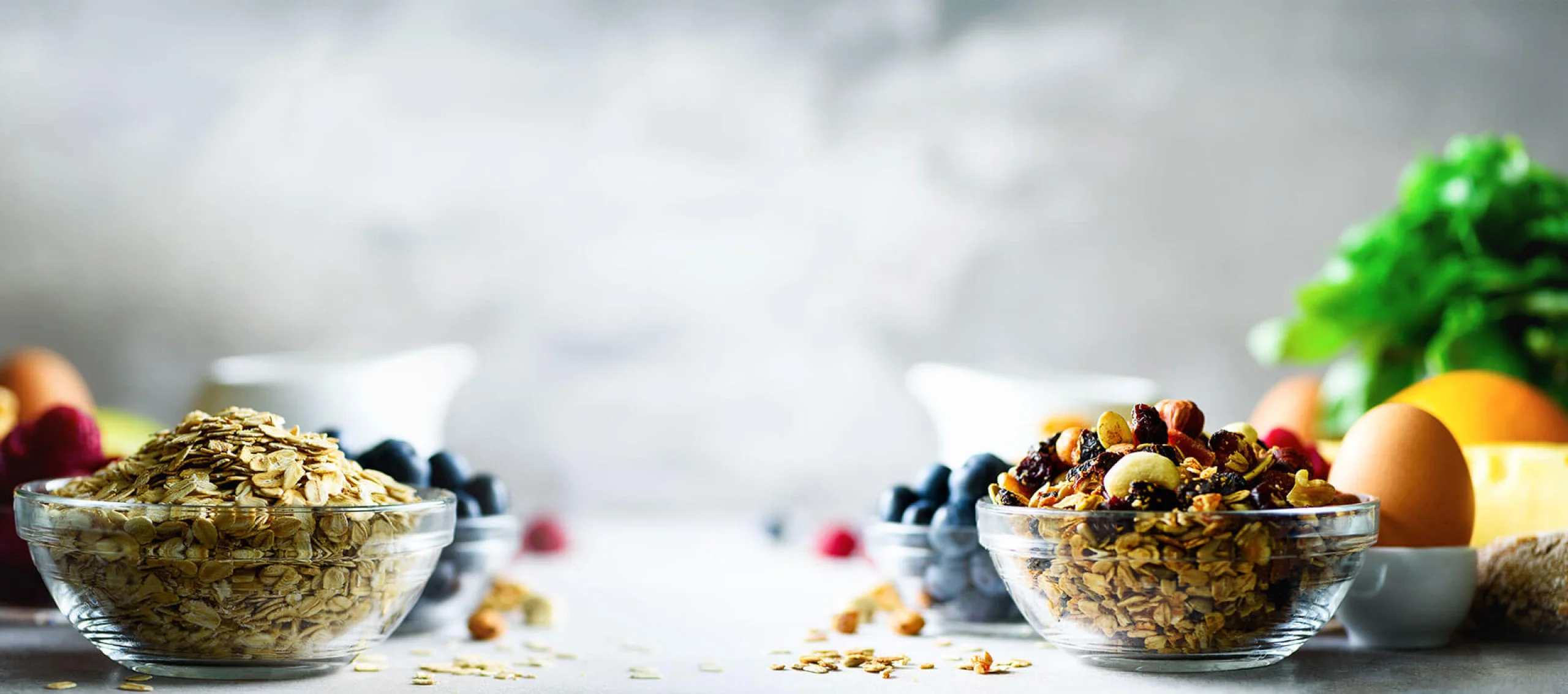 Haferflocken, Müsli, Beeren und Nüsse als eisenreiches Frühstück