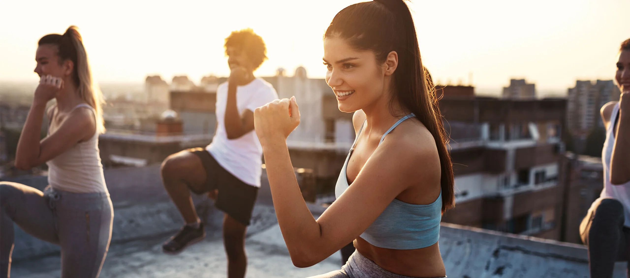 Junge Frauen beim Workout auf einer Dachterrasse – Eisenbedarf beim Sport