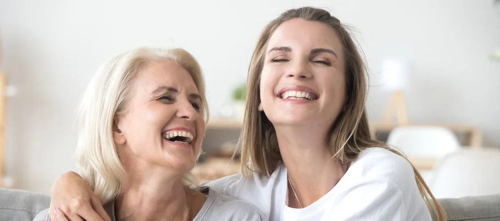 Mutter und erwachsene Tochter lachen gemeinsam – Frauen sind häufig von Eisenmangel betroffen