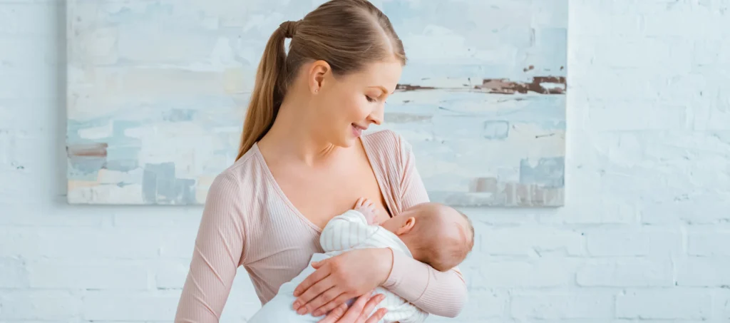 Mutter stillt ihr Baby – Eisenversorgung in der Stillzeit