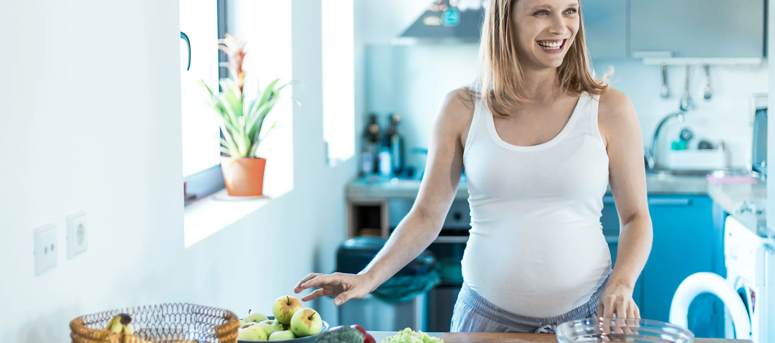 Schwangere beim Kochen mit veganen Lebensmitteln